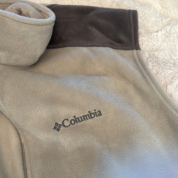 Tan and gray/ 2-toned zip Columbia fleece vest, like new - Picture 4 of 5